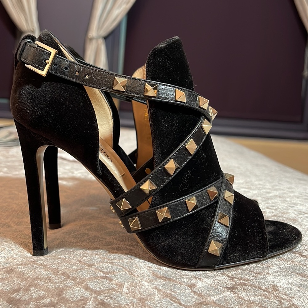 Gorgeous Black Velvet Valentino Rockstud Peep Toe Heels Size 36 - Picture 4 of 8